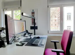 Büroarbeitsplatz mit Blick aus dem Fenster