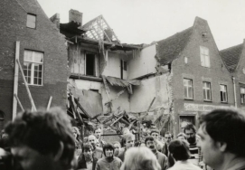 historisches Foto aus der Potsdamer Innenstadt mit eingestürztem Haus