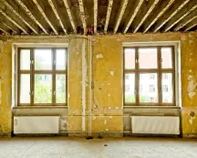 Büroraum im Amtsgericht Dessau während der Sanierung mit Betonrippendecke