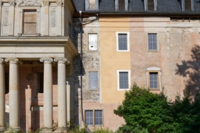 Schloss Schwarzburg mit Farbmusterachsen am Corps de Logis