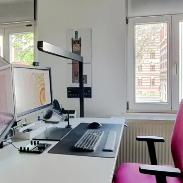 Büroarbeitsplatz mit Blick aus dem Fenster