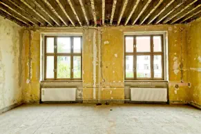 Büroraum im Amtsgericht Dessau während der Sanierung mit Betonrippendecke