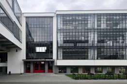 Eingang zum Werkstattflügel im Bauhaus Dessau