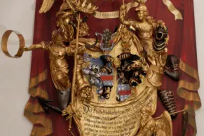 Ausschnitt aus dem Epitaph Freiherr von Schellendorff in der Hauptkirche Königsbrück mit vergoldeter Allegorie auf rotem Grund