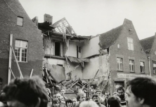 historisches Foto aus der Potsdamer Innenstadt mit eingestürztem Haus