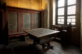 Lutherstube in Wittenberg mit Tisch vor dem Fenster